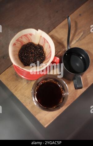 metodo di preparazione delle bevande al caffè con la tecnica v60, il caffè viene filtrato con carta speciale in modo che il caffè venga prodotto senza pasta Foto Stock