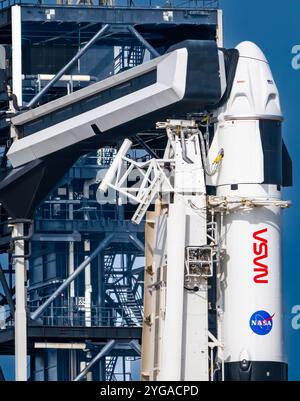 Crew Dragon attende gli astronauti prima del lancio dell'equipaggio 8 alla stazione spaziale Internazionale. Foto Stock