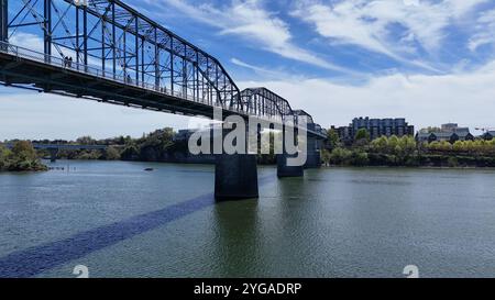 Foto aeree del famoso Walnut Street Bridge, noto anche come Walking Bridge, nel centro di Chattanooga, scattate con il DJI Mini 4 Pro. Foto Stock