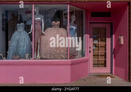 Abiti eleganti in vetrina rosa, Albuquerque, New Mexico Foto Stock