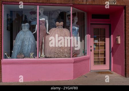 Abiti eleganti in vetrina rosa, Albuquerque, New Mexico Foto Stock