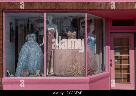 Abiti eleganti in vetrina rosa, Albuquerque, New Mexico Foto Stock