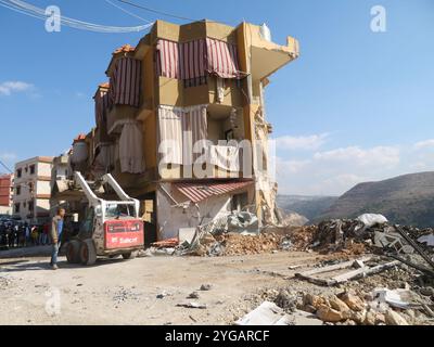 Saida, Libano. 6 novembre 2024. Le conseguenze di un attacco aereo israeliano a Barja, vicino a Saida, Libano, il 6 novembre 2024. Lo sciopero ha causato 35 morti e diversi feriti in un unico edificio (fonte: Libanese Mnistry of Public Health). (Foto di Elisa Gestri/Sipa USA) credito: SIPA USA/Alamy Live News Foto Stock