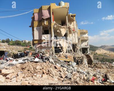 Saida, Libano. 6 novembre 2024. Le conseguenze di un attacco aereo israeliano a Barja, vicino a Saida, Libano, il 6 novembre 2024. Lo sciopero ha causato 35 morti e diversi feriti in un unico edificio (fonte: Libanese Mnistry of Public Health). (Foto di Elisa Gestri/Sipa USA) credito: SIPA USA/Alamy Live News Foto Stock