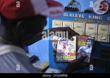 Porto Novo, Benin. 13 gennaio 2022. Kozma Laley era il proprietario del cinema "King" di Porto-Novo. Riapre la vecchia sala proiezioni. L'emergere della tecnologia digitale in Benin ha accelerato la chiusura delle sale cinematografiche. Gli ultimi cinema del paese sono stati trasformati in caffetterie, luoghi di culto e palestre. Nel 2022 era ancora operativo un solo cinema di proprietà del miliardario francese Vincent Bolloré: Il Canal Olympia, situato nella capitale Cotonou. Credito: SOPA Images Limited/Alamy Live News Foto Stock