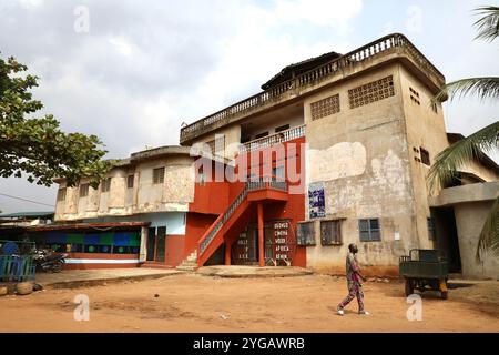 Porto Novo, Benin. 13 gennaio 2022. Il cinema “Re” di Porto-Novo ha chiuso le sue porte definitivamente nel 2012. L'emergere della tecnologia digitale in Benin ha accelerato la chiusura delle sale cinematografiche. Gli ultimi cinema del paese sono stati trasformati in caffetterie, luoghi di culto e palestre. Nel 2022 era ancora operativo un solo cinema di proprietà del miliardario francese Vincent Bolloré: Il Canal Olympia, situato nella capitale Cotonou. Credito: SOPA Images Limited/Alamy Live News Foto Stock