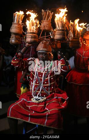Ouidah, Benin. 10 gennaio 2022. Una cerimonia tradizionale durante il festival voodoo del 2022 a Ouidah, Benin. Ogni 10 gennaio, a Ouidah, Benin, si tiene una festa voodoo per celebrare le divinità di questa religione dell'Africa occidentale, vicino alla porta del non ritorno, che commemora la deportazione di milioni di prigionieri durante il commercio degli schiavi. Nata nel Benin, la religione Vodun o Voodoo deriva da tradizioni animiste, e si basa sul legame con la natura e gli antenati. (Foto di Apolline Guillerot-Malick/SOPA Images/Sipa USA) credito: SIPA USA/Alamy Live News Foto Stock