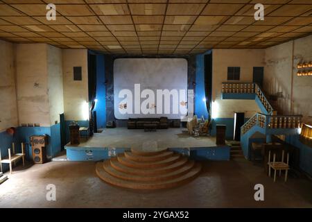 Porto Novo, Benin. 13 gennaio 2022. L'ex auditorium del cinema "Re" di Porto-Novo è ora vuoto. Il teatro chiuse definitivamente le porte nel 2012. L'emergere della tecnologia digitale in Benin ha accelerato la chiusura delle sale cinematografiche. Gli ultimi cinema del paese sono stati trasformati in caffetterie, luoghi di culto e palestre. Nel 2022 era ancora operativo un solo cinema di proprietà del miliardario francese Vincent Bolloré: Il Canal Olympia, situato nella capitale Cotonou. (Foto di Apolline Guillerot-Malick/SOPA Images/Sipa USA) credito: SIPA USA/Alamy Live News Foto Stock