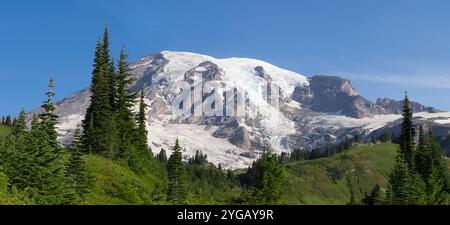 Washington, Mount Rainier National Park. Panorama del Monte Rainier, vista dalla Valle del Paradiso Foto Stock