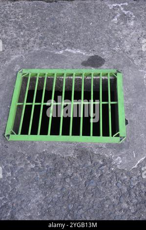 trincea verde di ferro copre trincee sulla strada Foto Stock