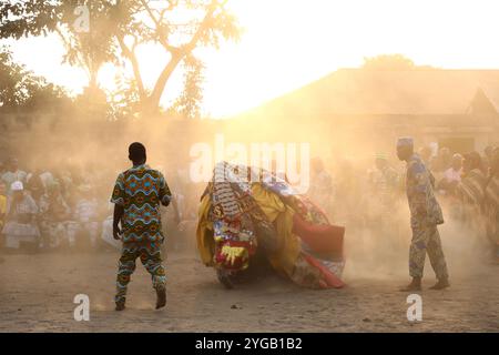 Ouidah, Atlantica, Benin. 10 gennaio 2022. I ballerini rendono omaggio agli antenati deceduti durante una cerimonia al festival voodoo del 2022 a Ouidah, Benin. Ogni 10 gennaio, a Ouidah, Benin, si tiene una festa voodoo per celebrare le divinità di questa religione dell'Africa occidentale, vicino alla porta del non ritorno, che commemora la deportazione di milioni di prigionieri durante il commercio degli schiavi. Nata nel Benin, la religione Vodun o Voodoo deriva da tradizioni animiste, e si basa sul legame con la natura e gli antenati. (Immagine di credito: © Apolline Guillerot-Malick/SOPA Images via ZUMA Press Wire) USO EDITORIALE Foto Stock