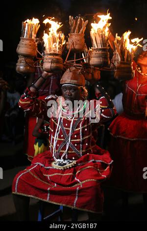 Ouidah, Atlantica, Benin. 10 gennaio 2022. Una cerimonia tradizionale durante il festival voodoo del 2022 a Ouidah, Benin. Ogni 10 gennaio, a Ouidah, Benin, si tiene una festa voodoo per celebrare le divinità di questa religione dell'Africa occidentale, vicino alla porta del non ritorno, che commemora la deportazione di milioni di prigionieri durante il commercio degli schiavi. Nata nel Benin, la religione Vodun o Voodoo deriva da tradizioni animiste, e si basa sul legame con la natura e gli antenati. (Credit Image: © Apolline Guillerot-Malick/SOPA Images via ZUMA Press Wire) SOLO PER USO EDITORIALE! Non per USO commerciale! Foto Stock