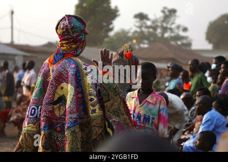 Ouidah, Atlantica, Benin. 10 gennaio 2022. Una cerimonia dedicata agli antenati deceduti al festival voodoo del 2022 a Ouidah, Benin. Ogni 10 gennaio, a Ouidah, Benin, si tiene una festa voodoo per celebrare le divinità di questa religione dell'Africa occidentale, vicino alla porta del non ritorno, che commemora la deportazione di milioni di prigionieri durante il commercio degli schiavi. Nata nel Benin, la religione Vodun o Voodoo deriva da tradizioni animiste, e si basa sul legame con la natura e gli antenati. (Credit Image: © Apolline Guillerot-Malick/SOPA Images via ZUMA Press Wire) SOLO PER USO EDITORIALE! Non per Co Foto Stock