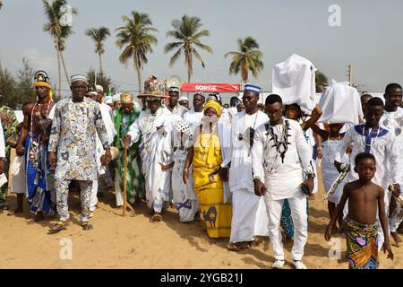 Ouidah, Atlantica, Benin. 10 gennaio 2022. Sua Maestà Daagbo Hounon Houna II, capo tradizionale del culto voodoo, arriva sulla spiaggia di Ouidah dove si svolgono le festività voodoo del 2022. Ogni 10 gennaio, a Ouidah, Benin, si tiene una festa voodoo per celebrare le divinità di questa religione dell'Africa occidentale, vicino alla porta del non ritorno, che commemora la deportazione di milioni di prigionieri durante il commercio degli schiavi. Nata nel Benin, la religione Vodun o Voodoo deriva da tradizioni animiste, e si basa sul legame con la natura e gli antenati. (Immagine di credito: © Apolline Guillerot-Malick/SOPA Foto Stock