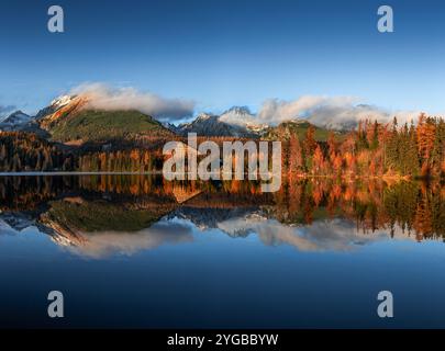 Lago Strbske, Slovacchia - Vista panoramica dell'iconico lago Strbske (Štrbské Pleso) in un soleggiato pomeriggio autunnale con alti Tatra e Tatra Towe Foto Stock