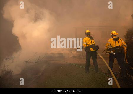 Camarillo, Stati Uniti. 6 novembre 2024. I vigili del fuoco LAFD spengono il On Coming Mountain Fire. Il fuoco di montagna si accende attraverso Camarillo con l'aiuto dei venti di Santa Ana. L'incendio ha bruciato più di 10.500 acri con contenimento dello 0%. Credito: SOPA Images Limited/Alamy Live News Foto Stock