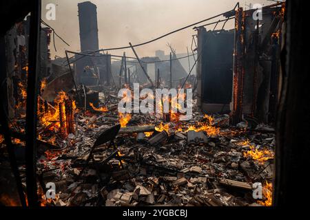 Camarillo, Stati Uniti. 6 novembre 2024. Una casa bruciata dal fuoco della montagna. Il fuoco di montagna si accende attraverso Camarillo con l'aiuto dei venti di Santa Ana. L'incendio ha bruciato più di 10.500 acri con contenimento dello 0%. Credito: SOPA Images Limited/Alamy Live News Foto Stock