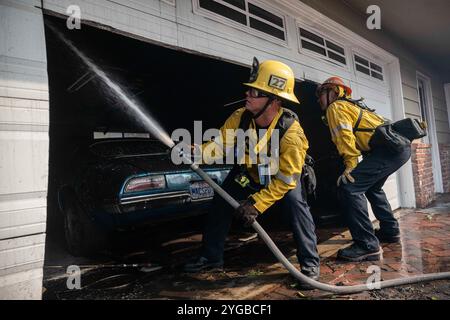 Camarillo, Stati Uniti. 6 novembre 2024. I vigili del fuoco della LAFD estinguono una casa in fiamme. Il fuoco di montagna si accende attraverso Camarillo con l'aiuto dei venti di Santa Ana. L'incendio ha bruciato più di 10.500 acri con contenimento dello 0%. Credito: SOPA Images Limited/Alamy Live News Foto Stock