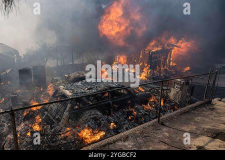 Camarillo, Stati Uniti. 6 novembre 2024. Una casa e un veicolo bruciati dal fuoco di montagna. Il fuoco di montagna si accende attraverso Camarillo con l'aiuto dei venti di Santa Ana. L'incendio ha bruciato più di 10.500 acri con contenimento dello 0%. Credito: SOPA Images Limited/Alamy Live News Foto Stock