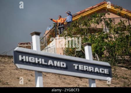 Camarillo, Stati Uniti. 6 novembre 2024. Gli abitanti delle Highland Terrance osservano il rapido aumento del fuoco di montagna. Il fuoco di montagna si accende attraverso Camarillo con l'aiuto dei venti di Santa Ana. L'incendio ha bruciato più di 10.500 acri con contenimento dello 0%. Credito: SOPA Images Limited/Alamy Live News Foto Stock