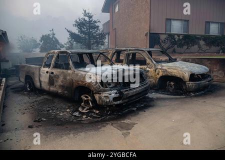 Camarillo, Stati Uniti. 6 novembre 2024. 2 veicoli bruciati interamente a causa dell'incendio della montagna. Il fuoco di montagna si accende attraverso Camarillo con l'aiuto dei venti di Santa Ana. L'incendio ha bruciato più di 10.500 acri con contenimento dello 0%. Credito: SOPA Images Limited/Alamy Live News Foto Stock