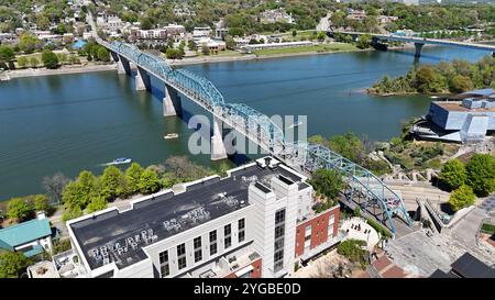 Il famoso Walnut St Bridge, conosciuto anche come il ponte pedonale nel centro di Chattanooga, è stato preso da un mini professionista dji 4. (Ponte di Walnut Street) Foto Stock