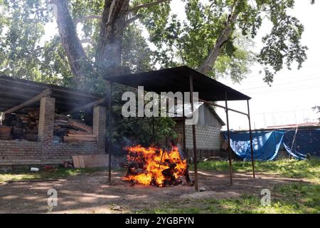 Una pira di una vittima di Covid-19 di 22 anni brucia in un terreno di cremazione a Srinagar, in India, amministrato dal Kashmir il 27 maggio 2021. L'India ha riportato 211553 nuovi casi di covid-19 e 3842 morti nelle ultime 24 ore. Foto Stock