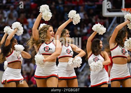 San Diego, California, Stati Uniti. 6 novembre 2024. Le cheerleader degli Aztec di San Diego si esibiscono durante una partita di basket tra la University of California San Diego Tritons e i San Diego State Aztecs alla Viejas Arena di San Diego, California. Justin fine/CSM/Alamy Live News Foto Stock