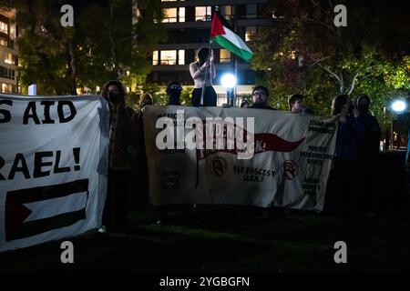 Seattle, Stati Uniti. 6 ottobre 2024. I manifestanti si riuniscono per la seconda notte a Capitol Hill dopo le elezioni presidenziali. I manifestanti chiedono la fine della guerra di Gaza. Il movimento palestinese che è cresciuto in tutto il mondo è stato scontento sia della posizione del VP Kamala Harris che di Donald Trump sul conflitto in corso a Gaza, giurando di rimanere nelle strade. James Anderson/Alamy Live news Foto Stock