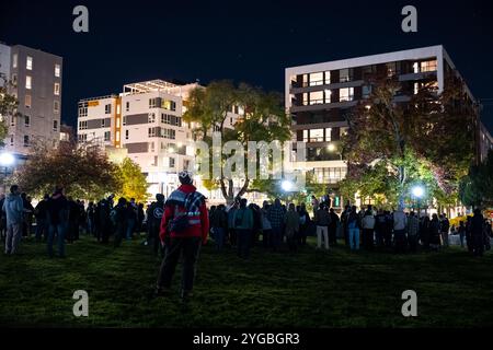 Seattle, Stati Uniti. 6 ottobre 2024. I manifestanti si riuniscono per la seconda notte a Capitol Hill dopo le elezioni presidenziali. I manifestanti chiedono la fine della guerra di Gaza. Il movimento palestinese che è cresciuto in tutto il mondo è stato scontento sia della posizione del VP Kamala Harris che di Donald Trump sul conflitto in corso a Gaza, giurando di rimanere nelle strade. James Anderson/Alamy Live news Foto Stock