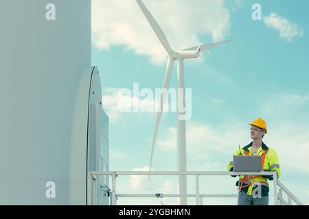 Team di tecnici dell'ingegnere caucasico lavoratori maschi in servizio presso Wind Turbines presso il campo seminterrato della fattoria dei generatori di energia eolica. Foto Stock