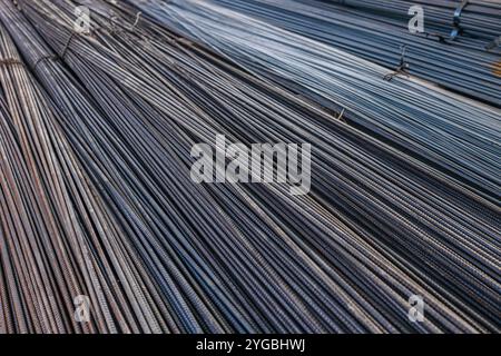 Barra in acciaio, barra di ferro pesante polverosa ad alta resistenza per la costruzione. Foto Stock