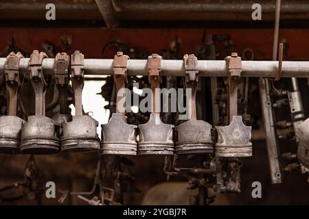 Vecchio componente del motore sporco e arrugginito, il pistone del motore per sostituire i pezzi di ricambio. Foto Stock