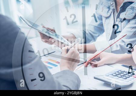 Tempi di lavoro, il lavoro di squadra dei lavoratori si pone una sfida con la velocità di clock e il concetto di prestazioni rispetto all'orario di lavoro Foto Stock