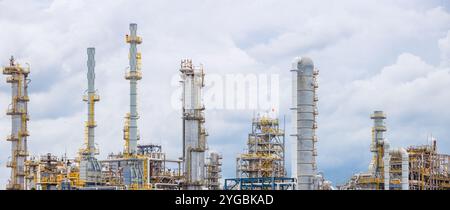 Vista panoramica dell'edificio del complesso industriale della raffineria petrolchimica di petrolio e gas con il suggestivo paesaggio estivo della torre di distillazione Foto Stock