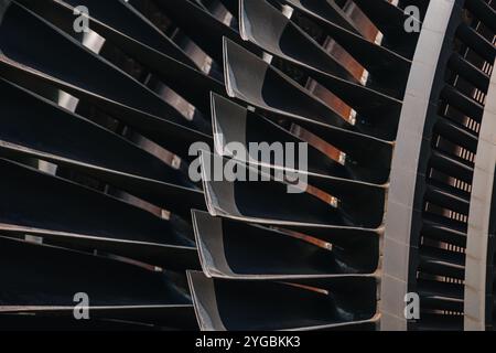 Pale per turbine, High Precision Engineering. Rotore in metallo con strato di gruppo di ventole di grandi dimensioni in motori a getto o centrali elettriche a vapore. Foto Stock