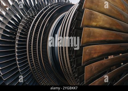 Pale per turbine, High Precision Engineering. Rotore in metallo con strato di gruppo di ventole di grandi dimensioni in motori a getto o centrali elettriche a vapore. Foto Stock