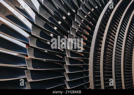 Pale per turbine, High Precision Engineering. Rotore in metallo con strato di gruppo di ventole di grandi dimensioni in motori a getto o centrali elettriche a vapore. Foto Stock