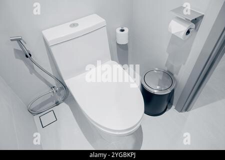 WC ciotola bianca nuovo e moderno bagno dell'hotel domestico. Foto Stock
