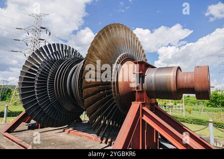 Pale per turbine, High Precision Engineering. Rotore in metallo con strato di gruppo di ventole di grandi dimensioni in motori a getto o centrali elettriche a vapore. Foto Stock