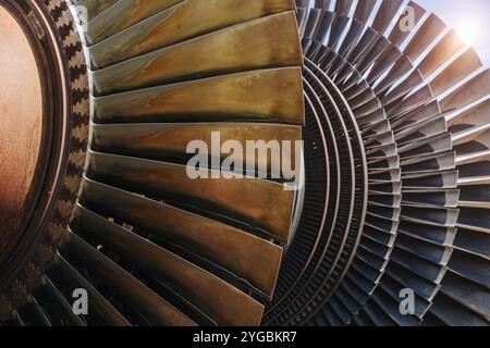 Pale per turbine, High Precision Engineering. Rotore in metallo con strato di gruppo di ventole di grandi dimensioni in motori a getto o centrali elettriche a vapore. Foto Stock