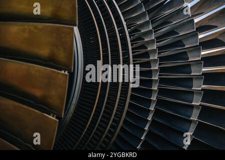 Pale per turbine, High Precision Engineering. Rotore in metallo con strato di gruppo di ventole di grandi dimensioni in motori a getto o centrali elettriche a vapore. Foto Stock