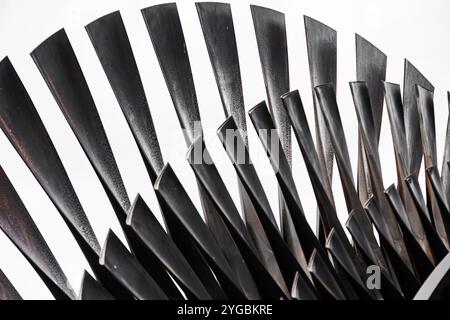 Pale per turbine, High Precision Engineering. Rotore in metallo con strato di gruppo di ventole di grandi dimensioni in motori a getto o centrali elettriche a vapore. Foto Stock