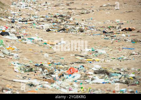 C'era molta spazzatura sulla spiaggia, sporca sulla spiaggia, bicchieri di plastica e sacchetti di plastica sulla spiaggia. problema ambientale dell'oceano e della costa. Foto Stock