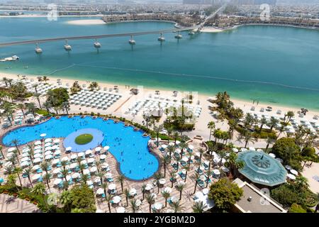 Vista dall'alto della piscina Atlantis The Palm Royal con ombrelloni e lettini intorno alla piscina, Dubai, Emirati Arabi Uniti Foto Stock