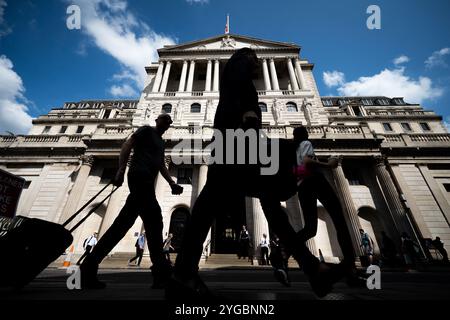 Foto datata 22/06/23, di persone che camminano vicino alla Banca d'Inghilterra. Quest’anno, i costi del prestito britannico saranno ridotti per la seconda volta, nonostante i cambiamenti fiscali e la vittoria di Donald Trump negli Stati Uniti che getta incertezza sul futuro percorso dei tassi di interesse. La maggior parte degli economisti pensa che i policymaker della Banca d’Inghilterra opteranno per ridurre i tassi d’interesse al 4,75% giovedì. I tassi attualmente si attestano al 5% dopo essere stati tagliati di 0,25 punti percentuali in agosto, la prima riduzione dal 2020, per poi rimanere invariati in settembre. Data di pubblicazione: Giovedì 7 novembre 2024. Foto Stock