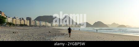 Ripresa panoramica widescreen della spiaggia di Copacabana a Rio de Janeiro in Brasile all'alba Foto Stock