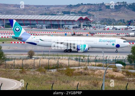 Aeroporto Barajas di Madrid. Moderno aeromobile di linea A330 900 neo della compagnia aerea Iberojet in manovra dopo l'atterraggio. Foto Stock