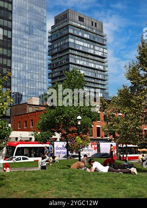 Toronto Canada / persone che si godono una giornata di sole a Bercy Park, Toronto. Foto Stock