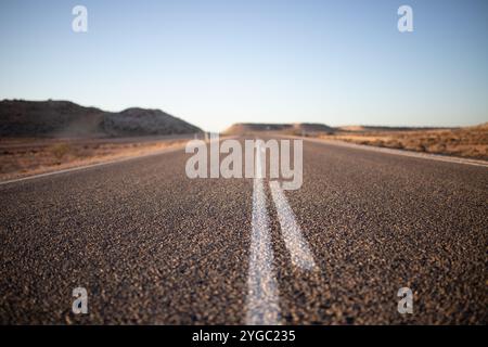 Vista ravvicinata dal centro della strada della Northwest Coastal Highway. Vista seguendo la segnaletica stradale bianca. Strada utilizzata come strada per camion A. Foto Stock